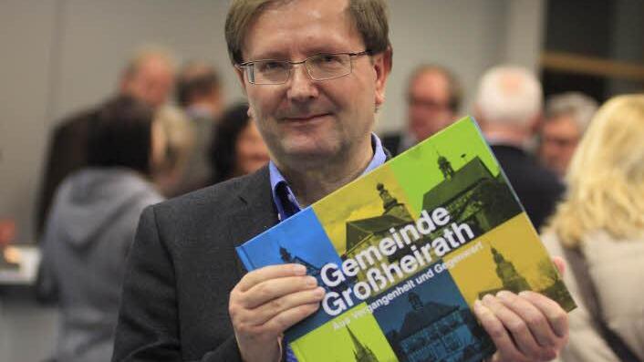 Helmut Schöttner mit der Großheirather Chronik.