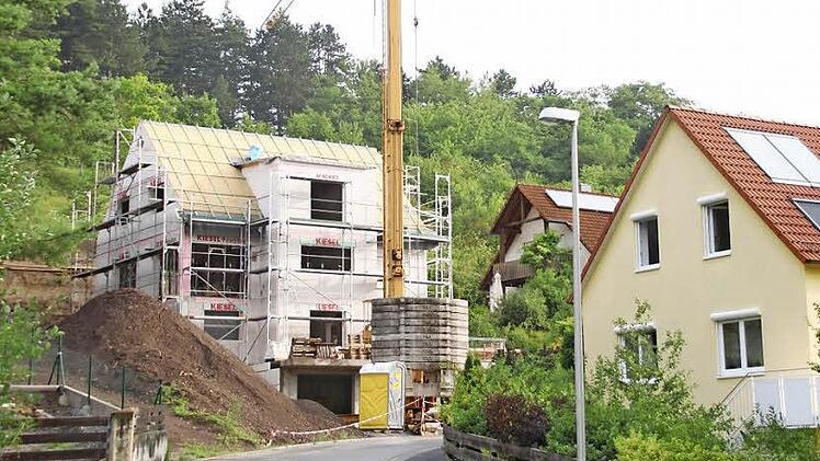 Ob Bauherren einfach im Genehmigungs-Freistellungsverfahren bauen können oder Befreiungen vom Bebauungsplan brauchen, hängt oftmals von der Wahl des Baugebietes ab. In älteren Baugebieten sind gibt es meist größere Bauvorschriften als in neueren. Foto: Heike Beudert