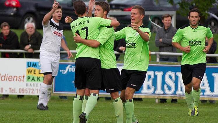 ... und nimmt die Glückwünsche seiner Mitspieler entgegen. Fotos: Heinrich Weiß