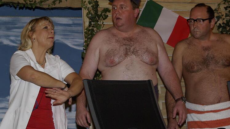 Gina (Isolde Winkler) erwischt Heinz Motzer (Michael Stöth) und Rudolf Zimperlich (Arnulf Pfülb).