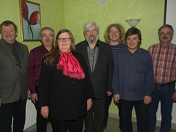 Bei der Meisterschaftsfeier des Brieftaubenvereins "Schlagtreue" Eltingshausen zeichnete Vorsitzender Hermann Wolf (links) die Bestplatzierten der letzten Flugsaison aus: Valentin Servatius, Rita, Hermann, Dominik und Klemens Schlereth sowie Alois Servatius.  Fotos: Stefan Geiger