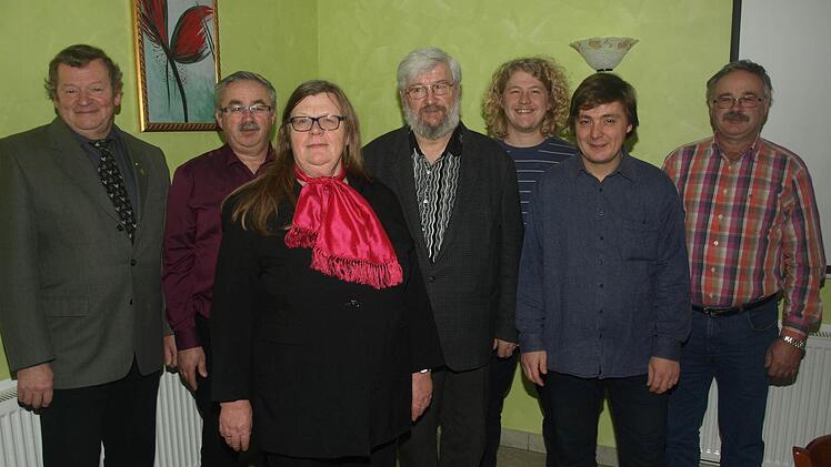 Bei der Meisterschaftsfeier des Brieftaubenvereins "Schlagtreue" Eltingshausen zeichnete Vorsitzender Hermann Wolf (links) die Bestplatzierten der letzten Flugsaison aus: Valentin Servatius, Rita, Hermann, Dominik und Klemens Schlereth sowie Alois Servatius.  Fotos: Stefan Geiger