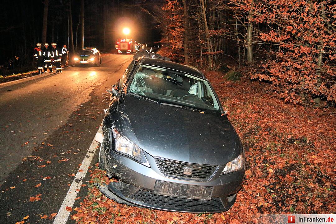Pkw prallt bei Buch gegen Baum
