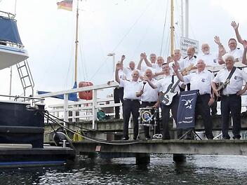 Der Forchheimer Shantychor bei seinem Auftritt in Travemünde  Fotos: Marinekameradschaft
