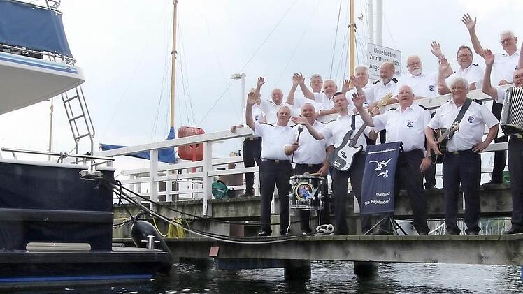 Der Forchheimer Shantychor bei seinem Auftritt in Travemünde  Fotos: Marinekameradschaft