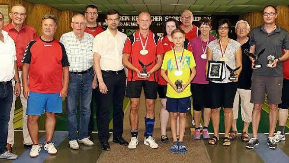 Der Verein Kronacher Sportkegler zeichnete die Sieger beim ersten Pokalturnier um die "Frankenwald-Adler" auf der Erwin-Welscher-Anlage in der Frischen Quelle in Kronach aus. Mit im Bild (von links) Vorsitzender Horst Wich, BLSV-Kreisvorsitzender Karl H. Fick, Hermann Wolf, Pokalspender Klaus Simon, Dritter Bürgermeister Markus Wich (6. von links) und Turnierleiter Dietmar Welscher (rechts). Fotos: Rainer Glissnik