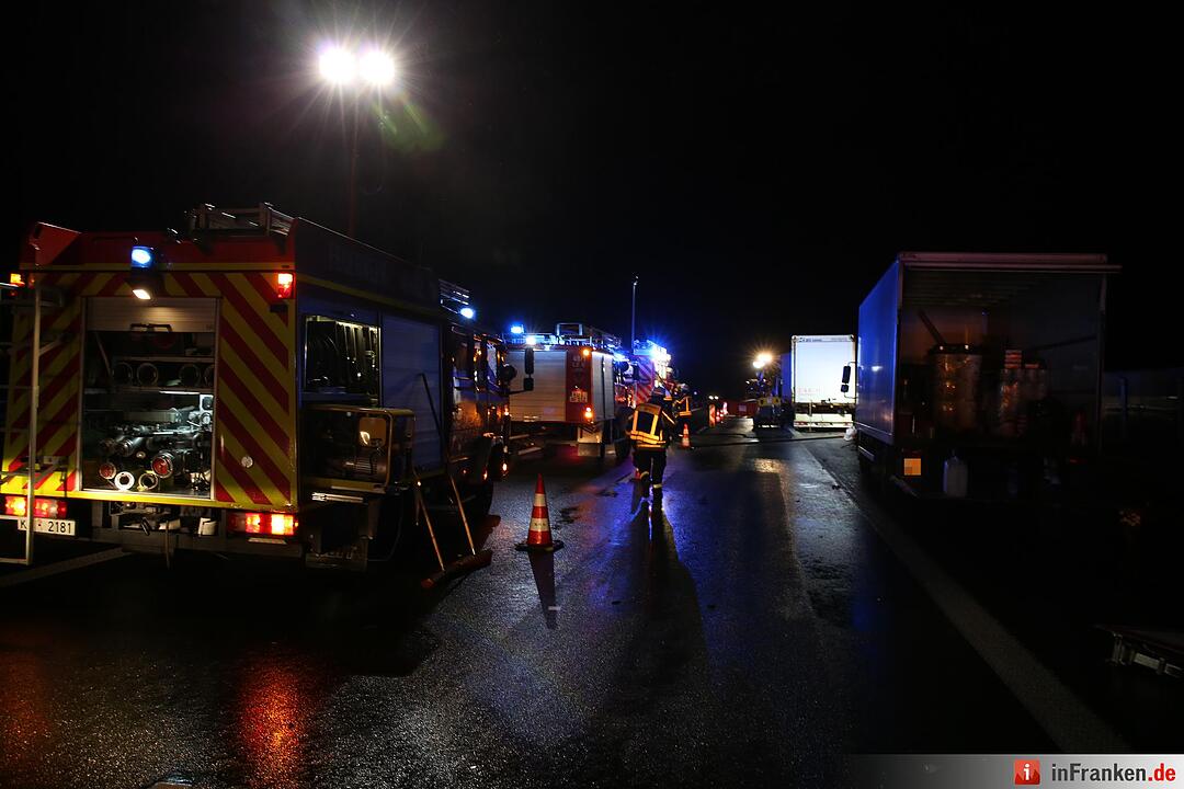 Lkw walzt Nachtbaustelle nieder - Bauarbeiter schwer verletzt - Bild der Verwuestung auf mehr als 300 Metern