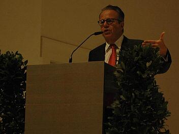 Frank-Jürgen Weise sprach in der Universitätsaula über Flüchtlingspolitik. Foto: Andreas Thamm