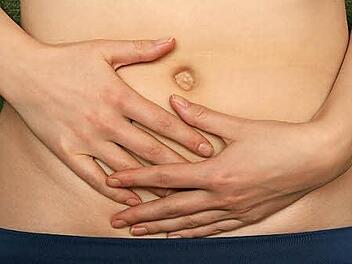 Mit dem Thema Bauchschmerzen befasst sich die "Patientenakademie Kronach", die erste in Kooperation mit der VHS.  Symbolbild: Pleul/dpa