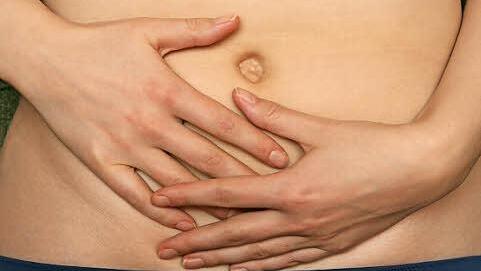 Mit dem Thema Bauchschmerzen befasst sich die "Patientenakademie Kronach", die erste in Kooperation mit der VHS.  Symbolbild: Pleul/dpa