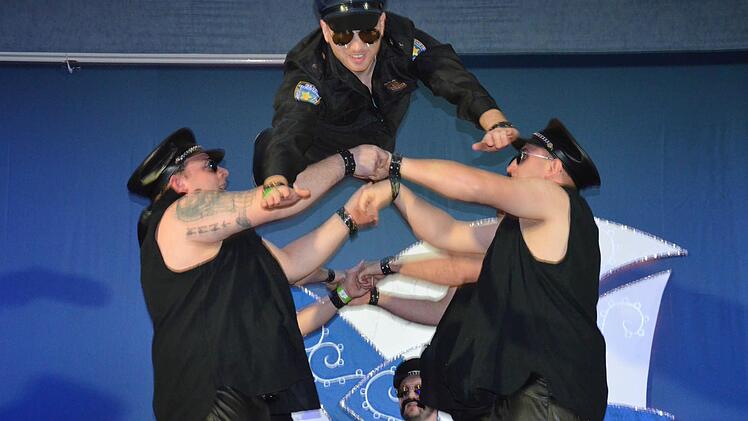 Coole Cops: Die "Police Academie" aus Wartmannsroth heizte den Damen beim Gauaschacher Weiberfasching kräftig ein. Foto: Jana Keul