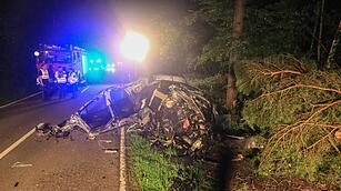 Tödlicher Unfall im Kreis Forchheim: Auto prallt gegen Baum und wird komplett zerstört - Fahrer stirbt