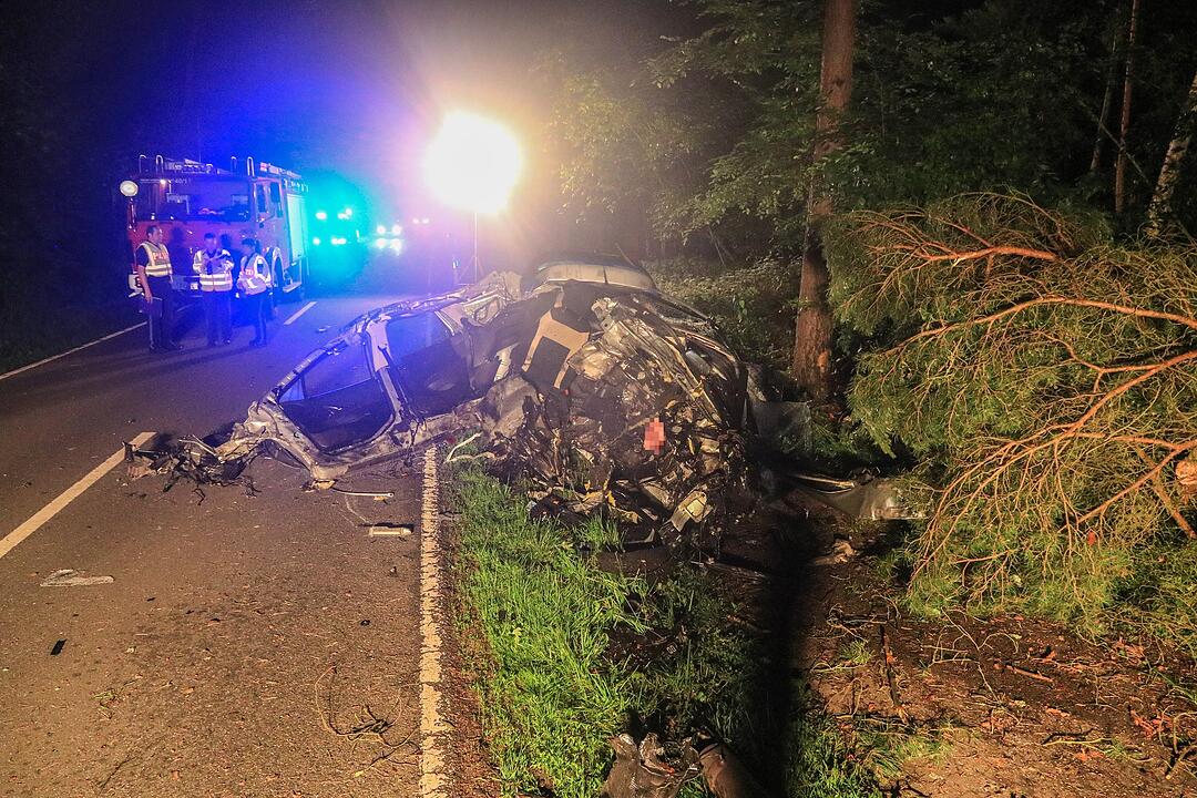 Tödlicher Unfall im Kreis Forchheim: Auto prallt gegen Baum und wird komplett zerstört - Fahrer stirbt