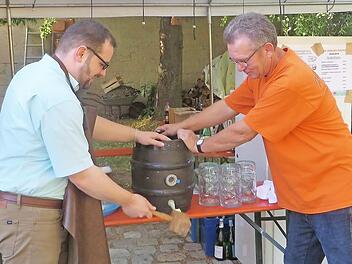 Harald Kaiser (r.) assistierte Christian Enz beim Bieranstich. Foto: privat