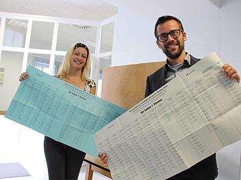 Tanja Schottdorf und Björn Denner vom Bad Kissinger Wahlamt mit Mustern für die Stimmzettel für die Landtags- und Bezirkstagswahl. Foto: Benedikt Borst.