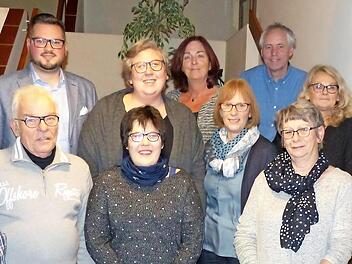 Die Podiumsinhaber bei der Club- und Vereinsmeistersaft mit den Vertretern der Kegelabteilung des TV Ebern  Foto: Wolgang Dietz