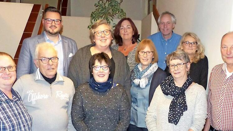Die Podiumsinhaber bei der Club- und Vereinsmeistersaft mit den Vertretern der Kegelabteilung des TV Ebern  Foto: Wolgang Dietz