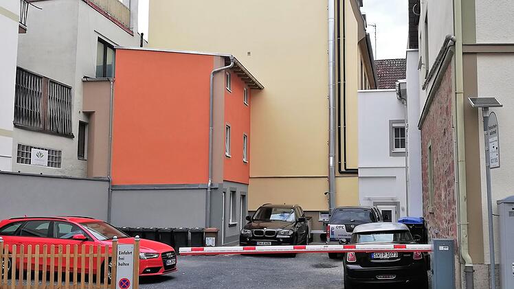 Um diesen Parkplatz an der Bachstraße für seine Ladenmieter zu bekommen, kaufte Schreinermeister Thomas Fries kurzerhand das dazugehörige Haus Weingasse 7