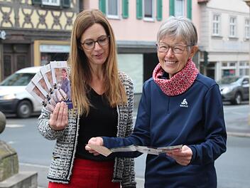 Anne Maria Schneider (links), Leiterin Tourismus-Service Bad Staffelstein, und Genussbotschafterin Hildegard Wächter präsentieren das Programmheft der Genusswanderungen 2020. Foto: Mirjam Stumpf