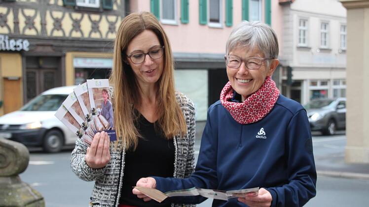 Anne Maria Schneider (links), Leiterin Tourismus-Service Bad Staffelstein, und Genussbotschafterin Hildegard Wächter präsentieren das Programmheft der Genusswanderungen 2020. Foto: Mirjam Stumpf