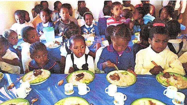 Die Schulkinder in Mahfaly erhalten einmal täglich eine warme Mahlzeit aus Reis und Gemüse, die von den Müttern abwechselnd gekocht wird. Für 14 Euro kann ein Kind die fünf Hungermonate lang täglich eine warme Mahlzeit bekommen.  Foto: pr
