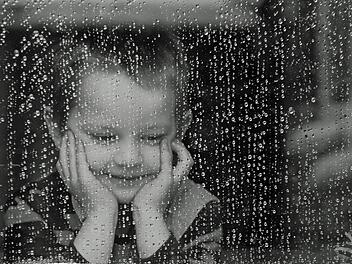 kind fenster regen