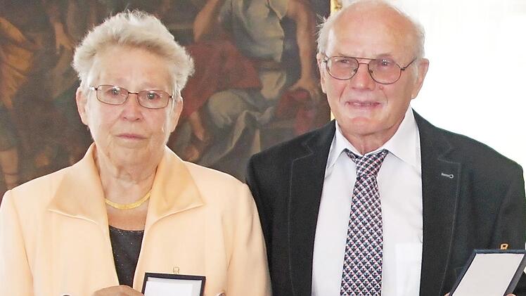 Michaela Revelant und Wilhelm Dorsch sind mit dem Bundesverdienstkreuz geehrt worden.
