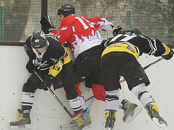 Zwei Weidener nehmen einen Kulmbacher Spieler in die Zange. Fotos: Herbert Georgius