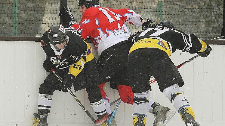Zwei Weidener nehmen einen Kulmbacher Spieler in die Zange. Fotos: Herbert Georgius