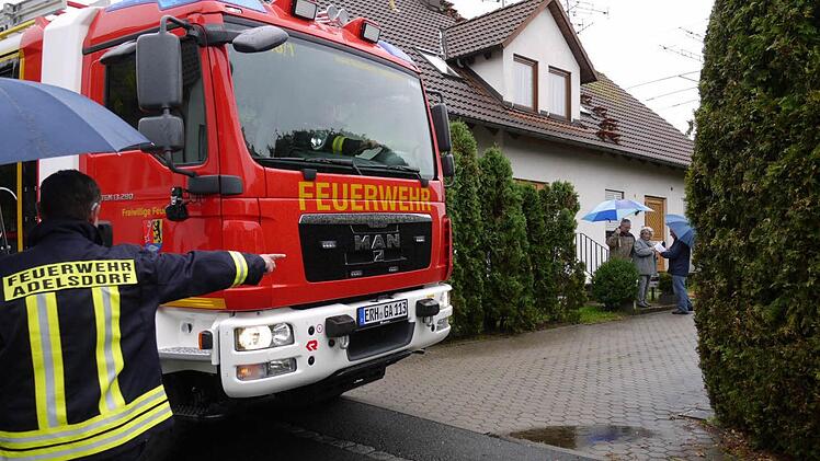 Jürgen Hörrlein weist ein zum Abbiegen.