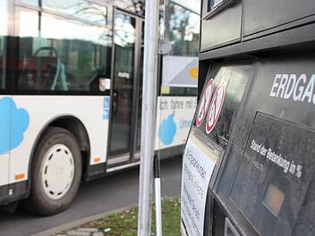 Ein Bad Kissinger Stadtbus der Firma Weltz hat gerade Erdgas getankt. Die Erdgasversorgung in Deutschland gehorcht den Gesetzen des Marktes, es gibt keine Krisenvorräte. Foto: Benedikt Borst