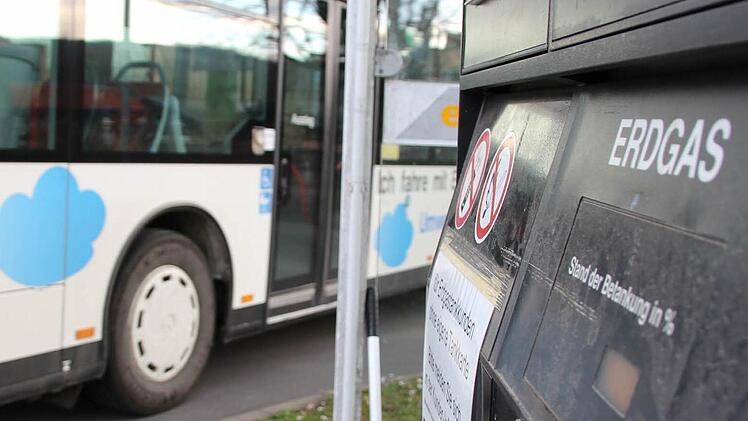 Ein Bad Kissinger Stadtbus der Firma Weltz hat gerade Erdgas getankt. Die Erdgasversorgung in Deutschland gehorcht den Gesetzen des Marktes, es gibt keine Krisenvorräte. Foto: Benedikt Borst