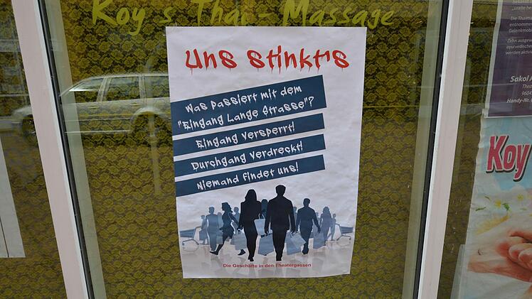 Mit Plakaten wie diesen machen die Geschäftsleute aus den Theatergassen ihrem Ärger Luft.Foto: Ronald Rinklef