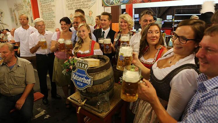 Die Ehrengäste bei der Bierprobe  Foto: Barbara Herbst