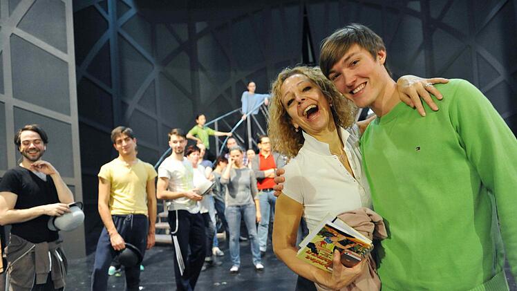 "Copacabana": Regisseurin und Choreografin Iris Limbarth gemeinsam mit Alexander Langsch und dem Ensemble bei der Probe. Foto: Andrea Kremper