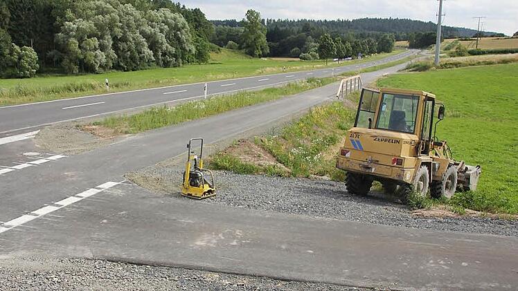 In dieser Woche noch wurden die letzten Arbeiten erledigt, am Samstag wird der Radweg von Ermershausen (unser Bild) über Birkenfeld nach Schweinshaupten und Eichelsdorf mit einem großen Fest in Ermershausen eröffnet. Foto: Ralf Kestel
