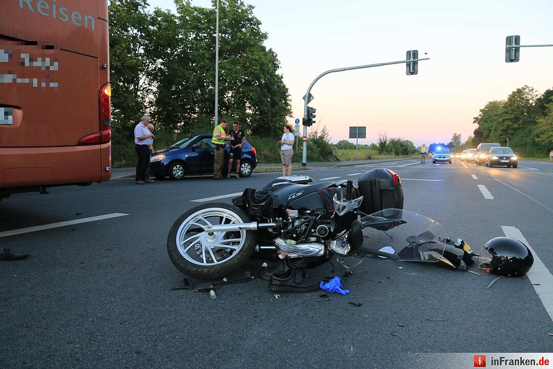 Bus missachtet Rotlicht - Rollerfahrer bei Kollision schwer verletzt