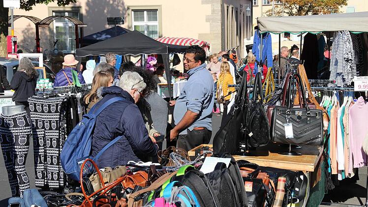 Aus Erfurt kam Mohammad Aslam (Bildmitte). An seinem Stand gegenüber dem Rathaus verkaufte er Geldbeutel, Rucksäcke und vieles mehr. Foto: Dieter Britz