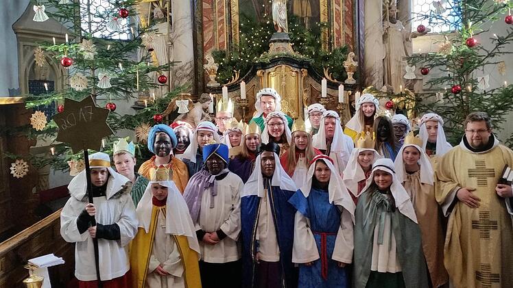 Die Sternsinger brachten den Segen in die Häuser von Modschiedel, Wunkendorf, Seubersdorf, Neudorf, Weiden, Görau und Fesselsdorf. Unter dem Motto "Gemeinsam für Gottes Schöpfung" sammelten sie 2365,20 Euro. Foto: Stephan Stöckel