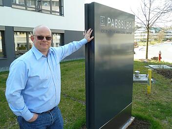 Dirk Paessler vor seinem neuen Firmensitz im Nürnberger Nordostpark Foto: Matthias Litzlfelder