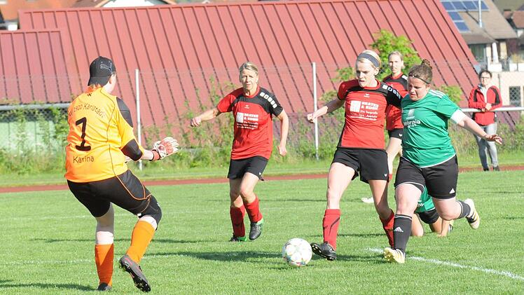 Da war die Meisterschaft entschieden: Unser Bild zeigt den 1:1-Ausgleich durch Schondras Nicole Brust (am Ball), bedrängt von Karlstadts Spielführerin Michaela Straub (rechts). Foto: ssp