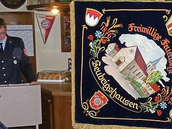 1. Vorsitzender Christoph M&uuml;ller pr&auml;sentierte die restaurierte Fahne, die bei einem Fest im September eingeweiht wird.  Foto: Marco Hornung