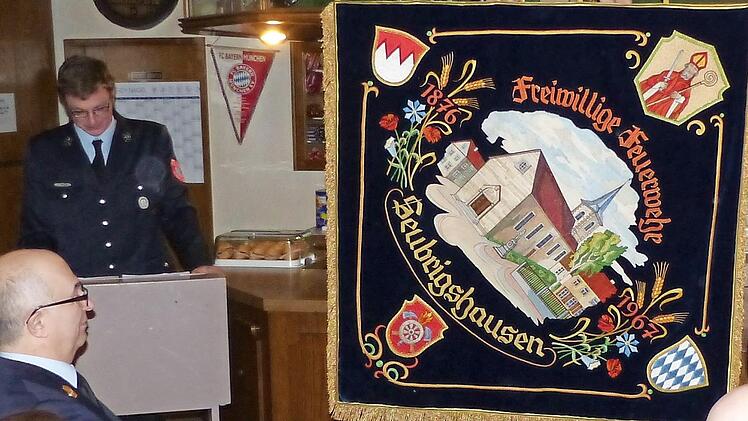 1. Vorsitzender Christoph M&uuml;ller pr&auml;sentierte die restaurierte Fahne, die bei einem Fest im September eingeweiht wird.  Foto: Marco Hornung