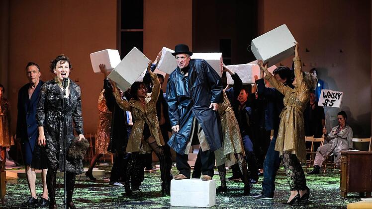 Die Oper "Aufstieg und Fall der Stadt Mahagonny" von Bert Brecht und Kurt Weill feierte Premiere am Landestheater Coburg. Regie führte Konstanze Lauterbach.Foto: Henning Rosenbusch
