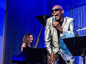 Gelungener Start in das neue Konzertjahr bei "Leise am Markt": Beatrice Kahl und John Davis begeisterten das Publikum in Coburg.Foto: Jochen Berger