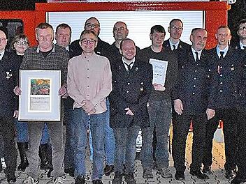 Die für 10 bis 50 Jahre Vereinsmitgliedschaft geehrten Mitglieder mit (v. r.) KBM Tobias Winterbauer, Bürgermeister Jürgen Gäbelein, Vorsitzender Niklas Welscher, Kommandant Michael Göldel, stellvertretendem Vorstand Stefan Stammberger sowie stell...
