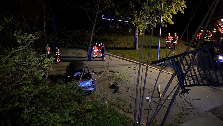 Helmbrechts: 19-Jähriger flüchtet vor der Polizei - und stürzt mit seinem Auto von einer Brücke