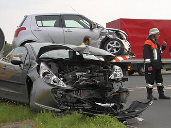 Sowohl der Suzuki des 58-jährigen Unfallverursachers (hinten) als auch der Peugeot der 48-Jährigen haben nur noch Schrottwert.Jochen Nützel