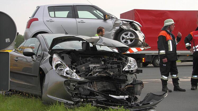 Sowohl der Suzuki des 58-jährigen Unfallverursachers (hinten) als auch der Peugeot der 48-Jährigen haben nur noch Schrottwert.Jochen Nützel