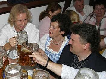 Thomas Gottschalk mit Ex-Oberbürgermeisterin Inge Aures und Landrat Klaus Peter Söllner am Bierfest. Kulmbachs Ehrenbürger ist immer gerne in seiner Heimatstadt zu Besuch. Foto: Archiv